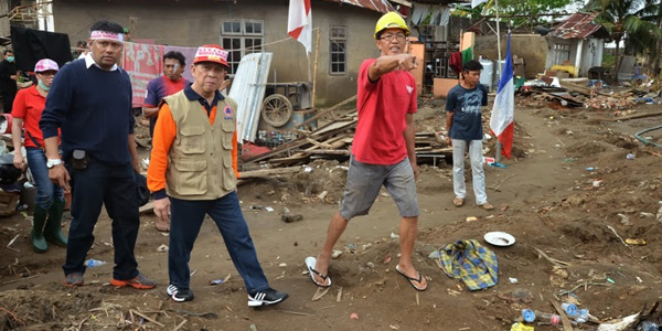 Gubernur Sulut S H Sarundajang saat memantau lokasi bencana di Kota Manado