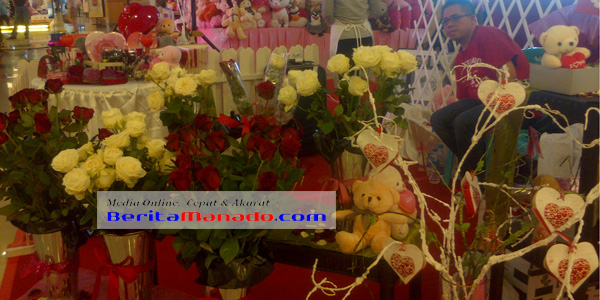 Asesoris Valentine yang dijual di pusat-pusat perbelanjaan di Kota Manado