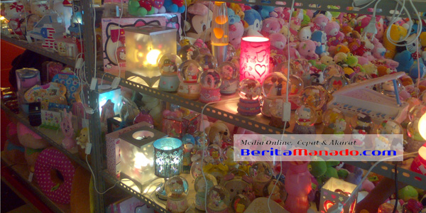 Asesoris Valentine yang dijual di pusat-pusat perbelanjaan di Kota Manado
