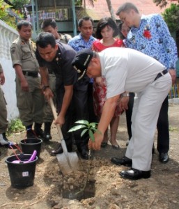 HUT Ke-27 SMA N 1 Tombatu, JS-RK Tanam Pohon