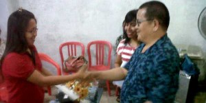 Keluarga Tumbelaka-Uneputty Bantu Korban Bencana Mitra