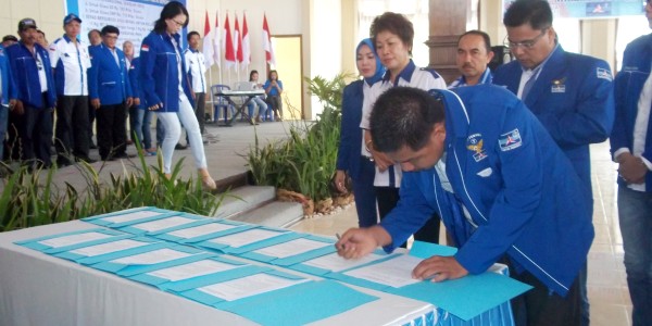 Penandatanganan pakta integritas oleh masing-masing ketua DPAC