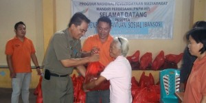 Warga Tombatu Timur Kecipratan Bansos PNPM