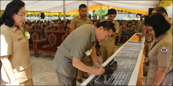 Walikota Tomohon Resmikan Proyek Dikda TA 2013