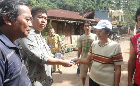 Bantuan diserahkan ketua Forward's Martino Limpong SSos (foto beritamanado)