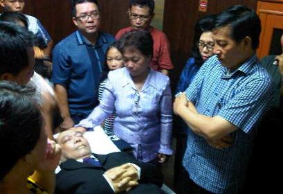 Jajaran Pemkot Manado Gelar Ibadah Penghiburan Alm Harold Monareh 11 Walikota ketika melayat di rumah sakit Siloam