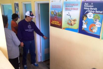 Walikota Manado tengah memantau salah satu ruangan MCK Komunal