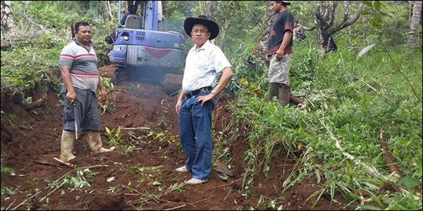 Wenny Lumentut Tuai Dukungan Warga Tomohon 8 Wenny Lumentut, caleg Partai Gerindra yang peduli dengan petani Cengkih di Sulut.