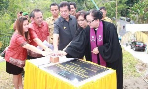 Bupati Singal dan Keluarga Nangon Rumimpunu Resmikan Monumen Anugerah Yesus