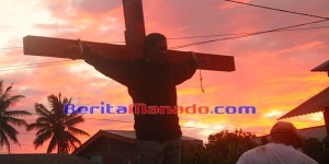 BERITA FOTO: Behind The Scene Prosesi Penyaliban Yesus Paroki St Petrus Langowan