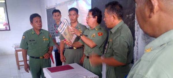 Asisten III Ir Elly Sangian Membuka Naskah UN di SMA Belang
