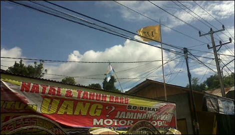 Di Amurang, Panji Parpol Masih Berkibar