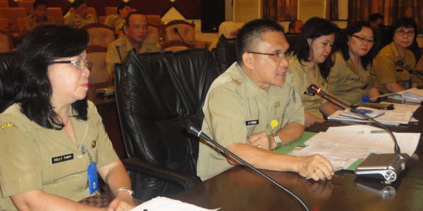 JV Senduk menjelaskan kinerja Bakorlu kepada Pansus LKPJ DPRD Sulut (foto beritamanado)