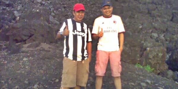 James Sumendap dan Ronald Kandoli mengabadikan kunjungan mereka di Gunung Soputan