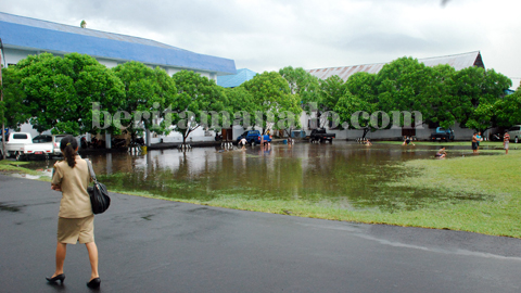 BERITA FOTO Lapangan Pemkot Jadi Kolam  Bermain 