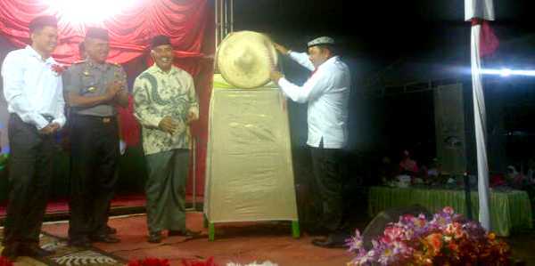 Bupati memukul bedug, sebagai tanda telah dibukanya secara resmi kegiatan kegiatan MTQ ke XXV