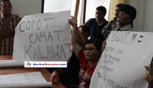 Berita Foto: ‘Copot Camat Kalawat’