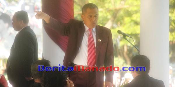 Ekspresi Bupati Minahasa Jantje Wowiling Sajow Sesaat Sebelum Upacara Hardiknas Dimulai