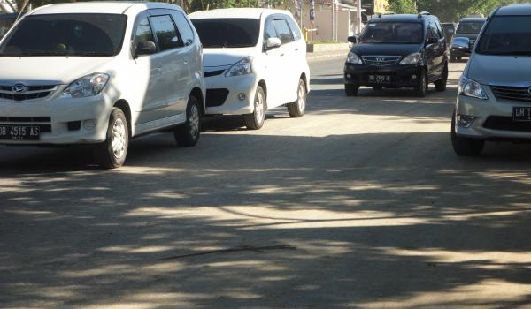 Astaga, Truk Buang Tanah di Jalan Raya, Pemerintah hanya Biarkan