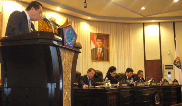 Ketua Pansus LKPJ Vanny Kaparang membacakan rekomendasi DPRD terhadap LKPJ Gubernur tahun 2013 (foto beritamanado)