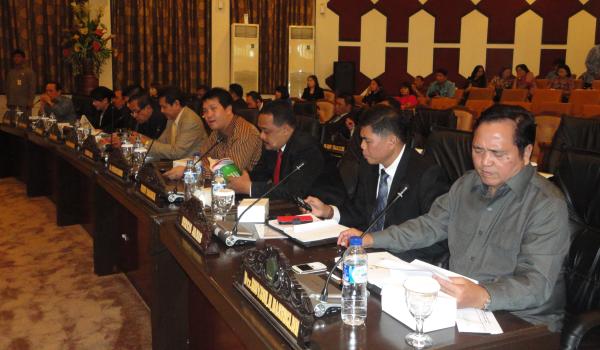 Anggota DPRD yang mengikuti rapat paripurna (foto beritamanado)