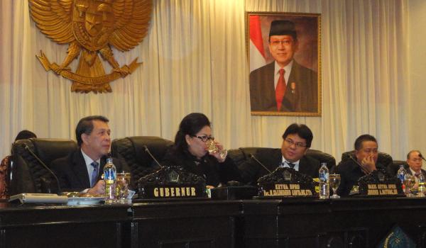 Rapat paripurna dipimpin ketua deprov Meiva Salindeho Lintang, dihadiri gubernur SH Sarundajang (foto beritamanado)