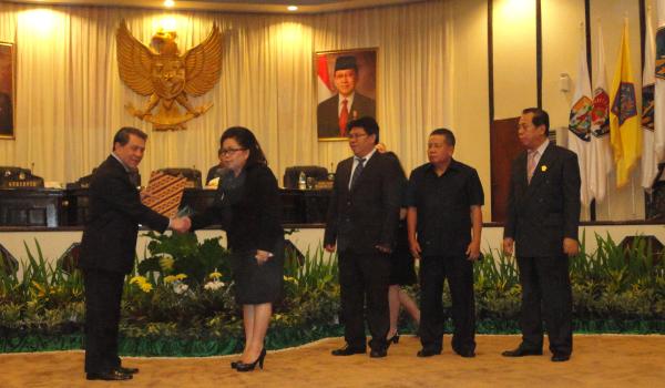 Penyerahan rekomendasi oleh ketua DPRD Meiva Salindeho Lintang kepada gubernur SH Sarundajang (foto beritamanado)