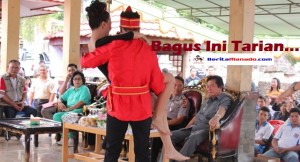 BERITA FOTO: Tari Cha Cha Pukau Bupati Sompie Singal