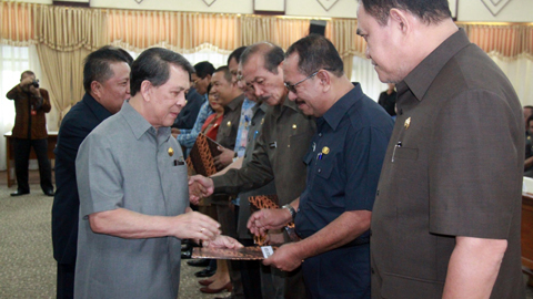 Humiang ketika menerima bantuan (foto ist)