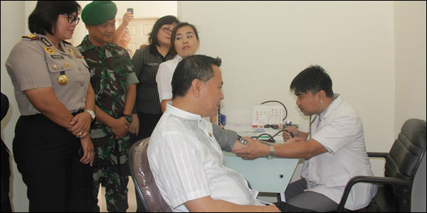 Walikota Donor Darah di Kegiatan Polres Tomohon