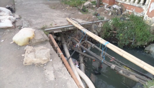 Warga Keluhkan 'Bau Busuk' Drainase Depan Mega Mall