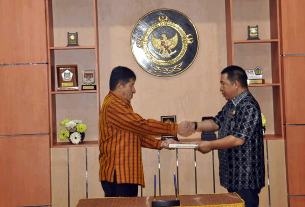Pemkab Mitra, Bupati Serahkan LKPD 2013 ke BPK RI