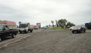 Pemerintah hanya Biarkan Jalan Rusak Persimpangan Ringroad-Maumbi jadi Sumber Kemacetan