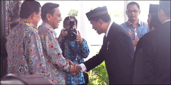 Walikota Tomohon Jimmy Eman saat menerima penghargaan dari Wakil Presiden RI.