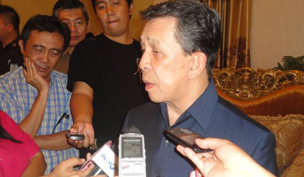 SHS saat diwawancarai di ruangan VIP kantor DPRD Sulut, Senin 2/6/14 (foto beritamanado)