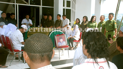 DPRD Kota Bitung ketika melepas Alm Rohim Puhi (foto beritamanado)