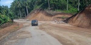 JALAN NASIONAL: Jalan Bentenan Menuju Desa Watuliney