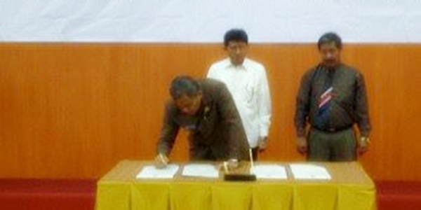 Bupati Minahasa Jantje Wowiling Sajow Saat Menandatangani LHP Dari BPK RI Perwakilan Sulut