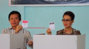 BERITA FOTO: Bersama Istri, Bupati Singal Coblos di TPS 2 Matungkas