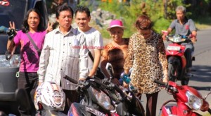 Sambil Bafloit Bupati Singal Bajalan Kaki ke TPS
