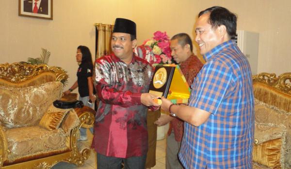 Tukar cenderamata usai pertemuan (foto beritamanado)