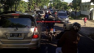 Awas Ada Antrian Panjang di Ruas Jalan Raya Maumbi-Kolongan