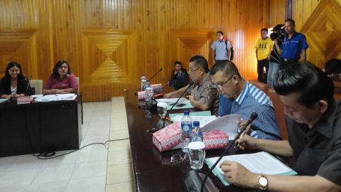 Warga Manado Gembira Arthur Kotambunan Kembali ke Gedung Cengkih 8 Warga Manado Gembira Arthur Kotambunan Kembali ke Gedung Cengkih