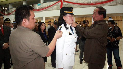 Sondakh ketika melantik salah satu camat dalam rolling bbesar-besaran (foto ist)
