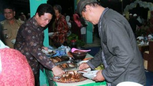 Sompie Singal Buka Puasa di Masjid Nurul Bahri
