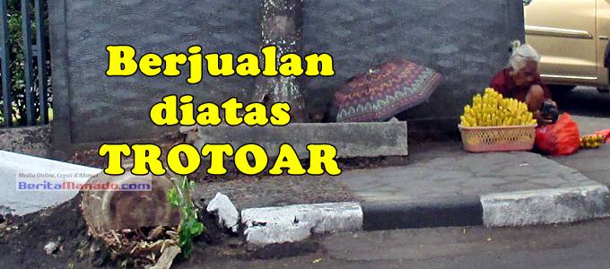 BERITA FOTO: Seorang Nenek Berjualan di Trotoar