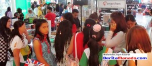 BERITA FOTO: Konter Handphone di itCenter Dijejali Pembeli
