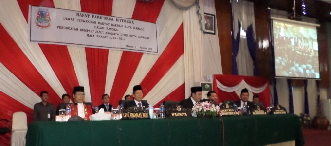 Danny Sondakh saat memimpin sidang paripurna Istimewa