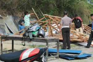 BERITA FOTO: Pos PAM Polres Minut di Pertigaan Ring Road Dirusak