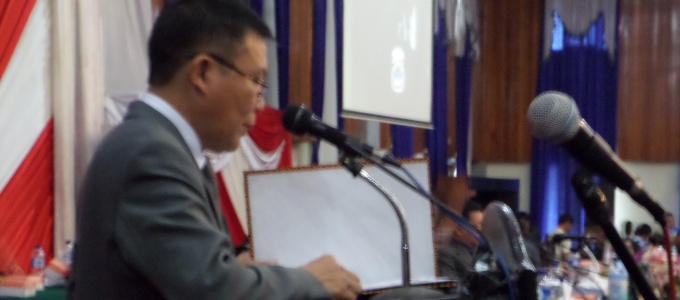 Sekwan saat membacakan surat dari Partai Demokrat berisikan Anggota DPRD Manado, Cicilia Londong menjadi pimpinan DPRD sementara